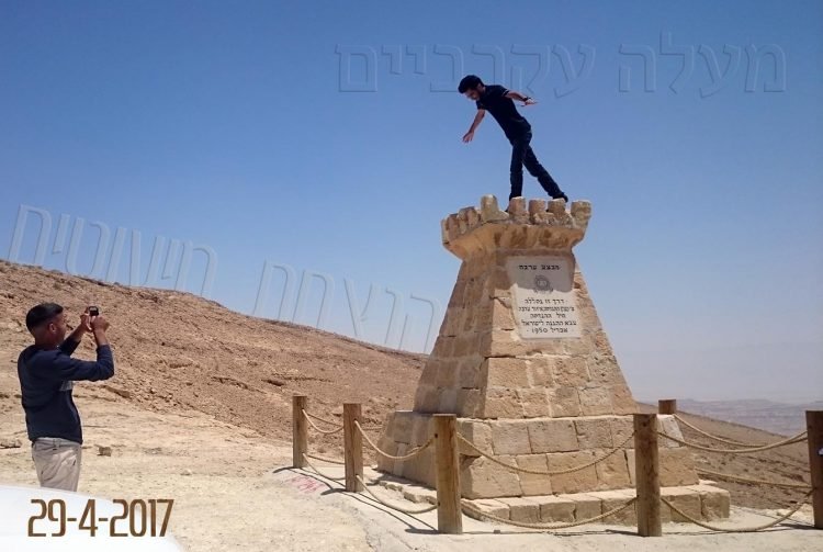 יאיר דיקמן מעלה עקרבים